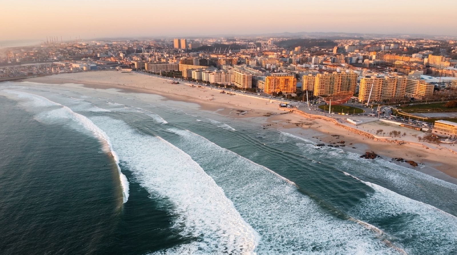 Vista aérea da praia e orla de Matosinhos ao pôr do sol