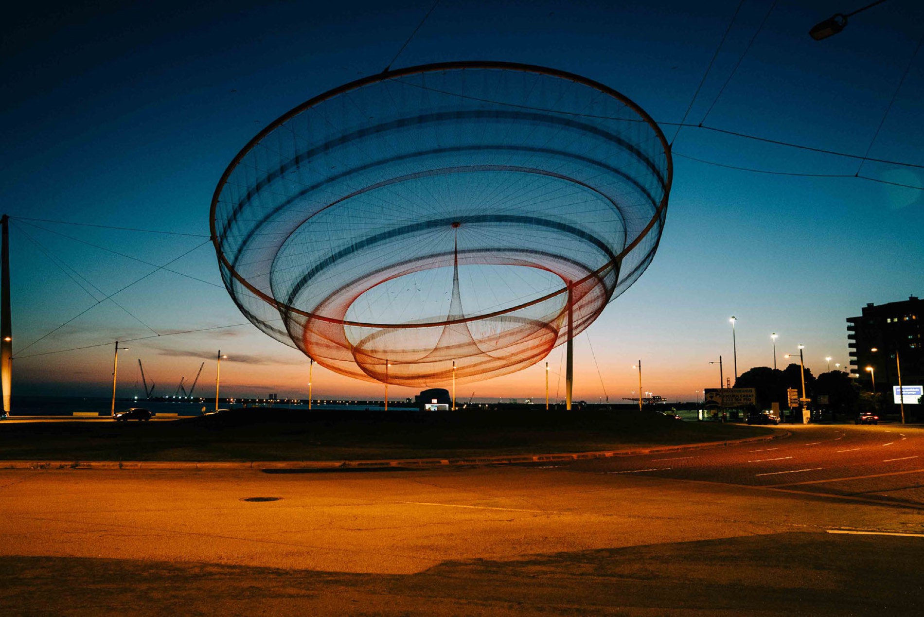 Escultura She Changes de Janet Echelman, à beira-mar de Matosinhos ao anoitecer