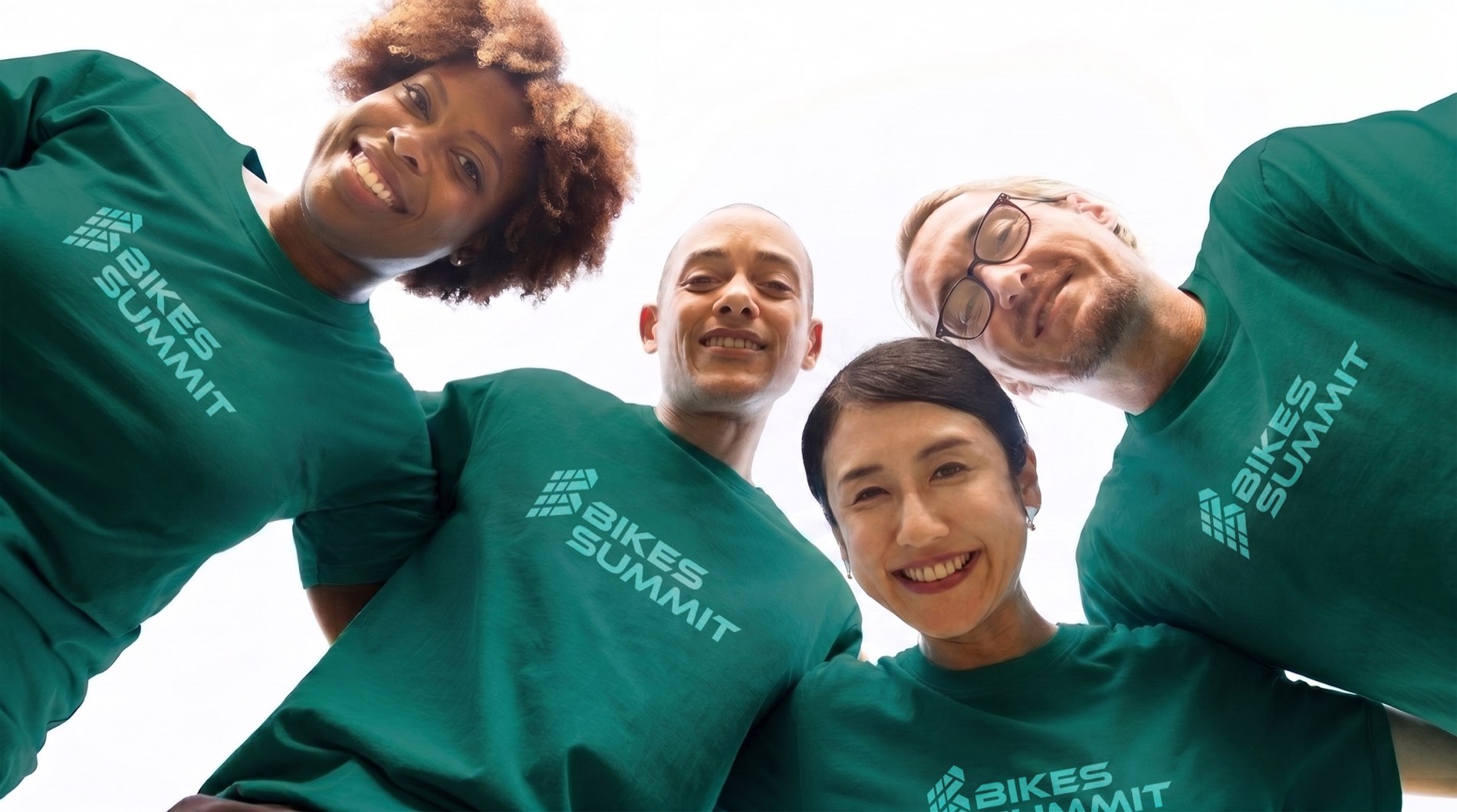 Grupo de voluntários da Bikes Summit a sorrir